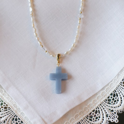 ブルーのクロスの淡水真珠ロングネックレス 3枚目の画像
