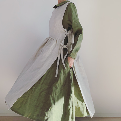 Funatabi Atlier エプロンワンピース　墨 WWO きれいめポンチのエプロンワンピース(レディース・HOMEWEAR