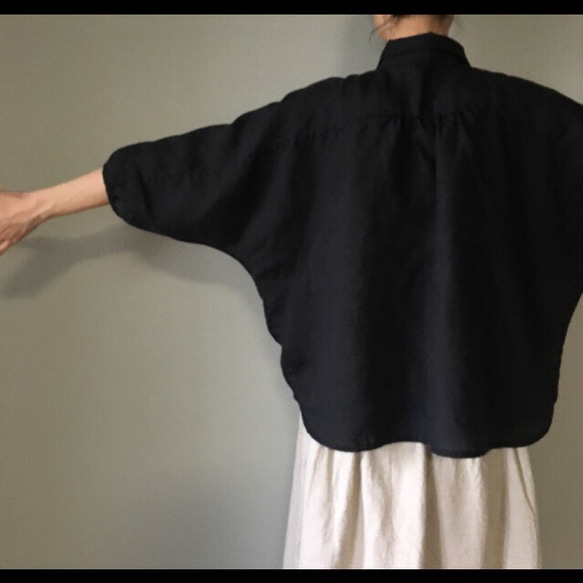 モモンガのようなゆったり~黒リネンシャツ 5枚目の画像