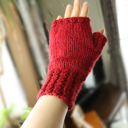 模様ゴム編みの指なし手袋(赤) M 6枚目の画像