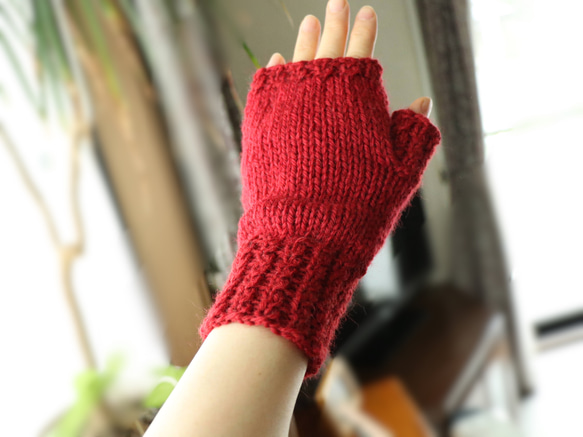 模様ゴム編みの指なし手袋(赤) M 6枚目の画像