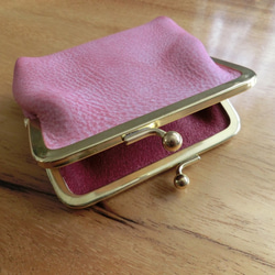 真鍮製がま口のヌメ革財布（紫白） 2枚目の画像