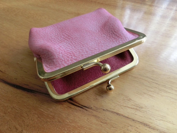 真鍮製がま口のヌメ革財布（紫白） 2枚目の画像