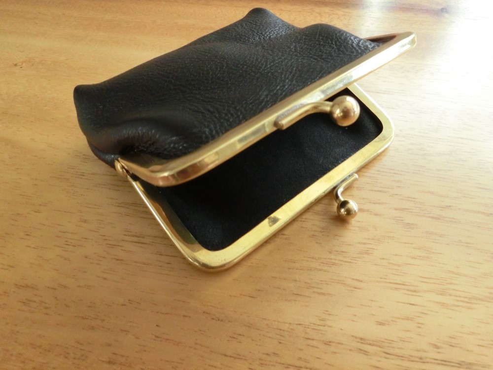 真鍮製がま口のヌメ革財布（ブラック）