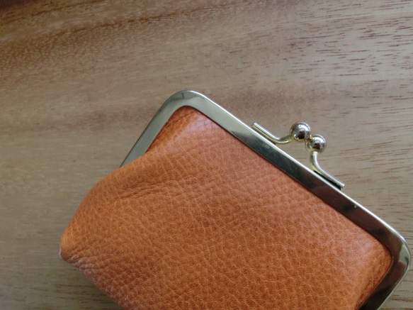 真鍮製がま口のヌメ革財布（黄茶） 4枚目の画像