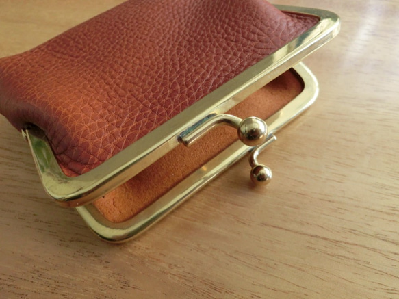 真鍮製がま口のヌメ革財布（ブラウン） 2枚目の画像