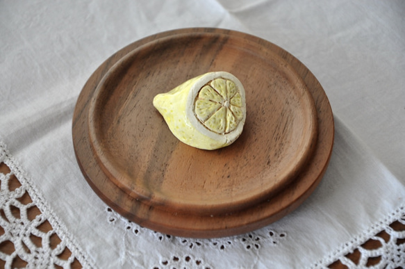 レモンの陶器ブローチ 1枚目の画像