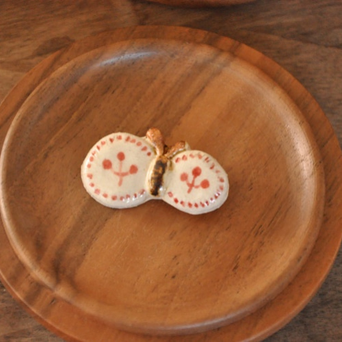 ちょうちょ陶器ブローチ（北欧刺繍） ブローチ Naoko Nakajima 通販