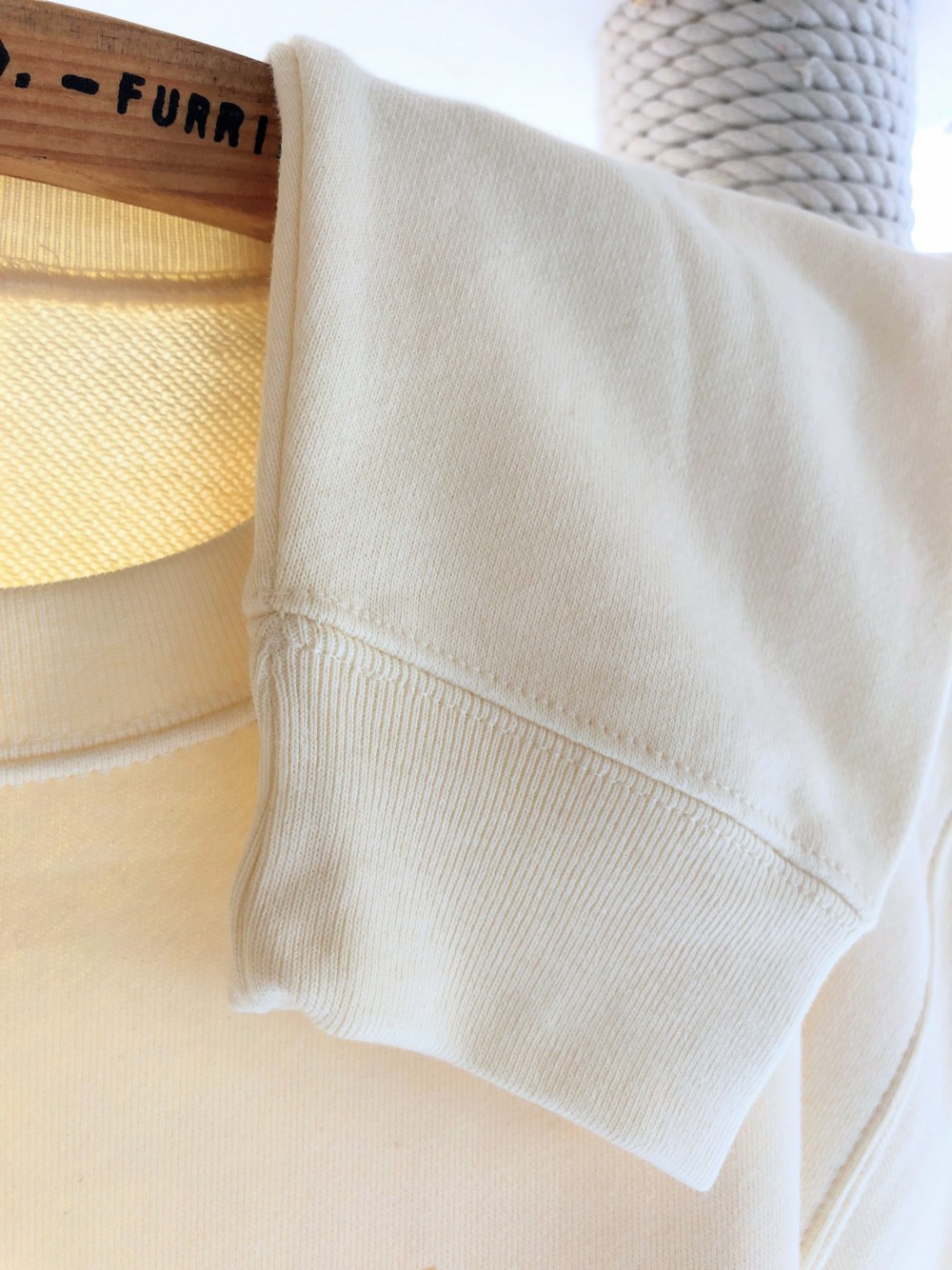 我を忘れて何かに夢中になりすぎていると、ニャッ!と気づいた時のためのスウェット。