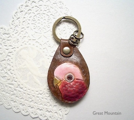 大型インコ モモイロインコ インコ インコグッズ 鳥 革 キーホルダー 鳥グッズ レザー プレゼント