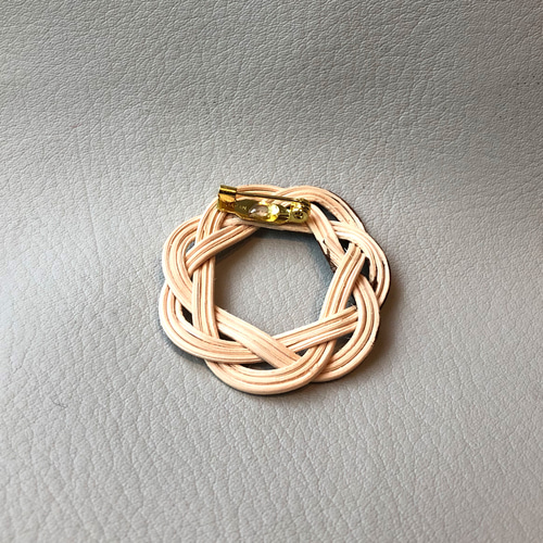 手作りのブローチです。籐で編んでいます。1個から1500円で販売