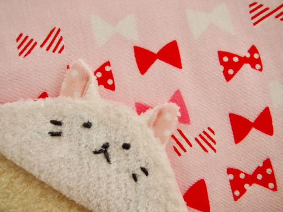 ねこちゃん大判タオルハンカチ♡白猫ちゃん(ピンクリボン柄） 3枚目の画像