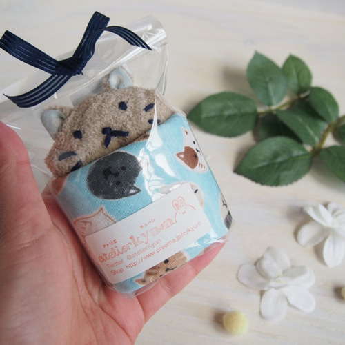 ねこちゃん大判タオルハンカチ♡茶色猫ちゃん(たくさんのねこ柄