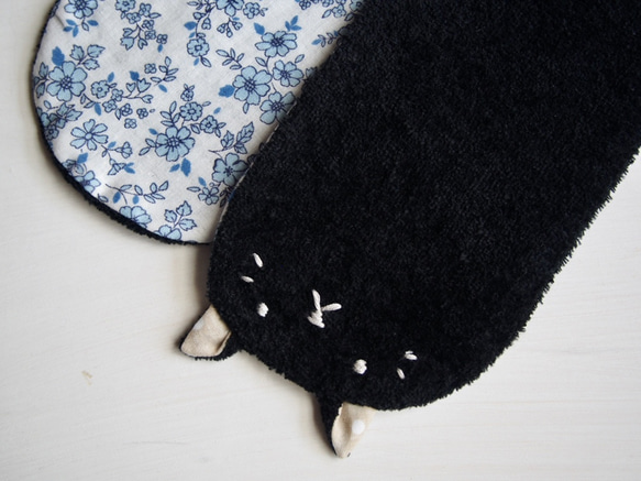 ロングタオルマフラー　黒猫（小花柄）マフラータオル 7枚目の画像