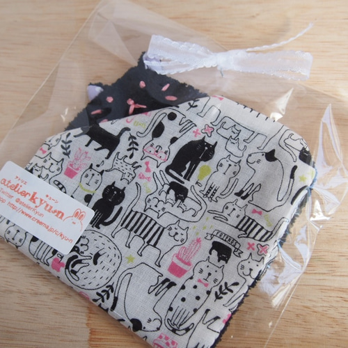 ねこちゃん二つ折りハンカチ♡ 黒猫（おしゃれ猫柄） ハンカチ