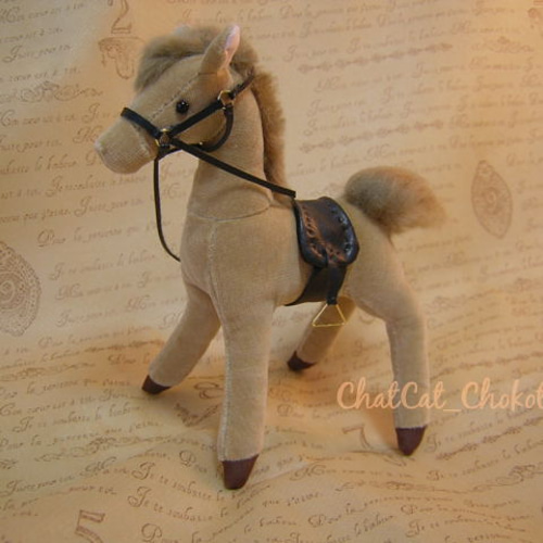 受注製作】うまの縫いぐるみ（鞍・手綱つき・薄茶色） ぬいぐるみ