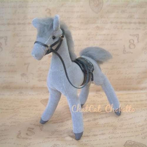 受注製作】芦毛うまの縫いぐるみ（鞍・手綱つき・グレー） ぬいぐるみ