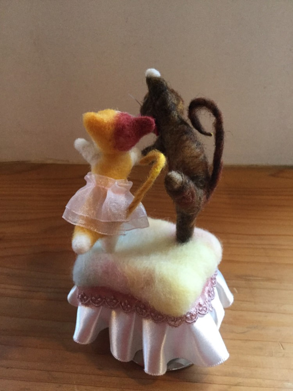 羊毛人形オルゴール　踊る猫ジュ・トゥ・ヴ 3枚目の画像