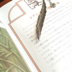ラブラドの付いた羽根のしおり 2枚目の画像