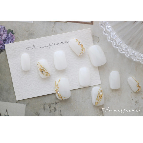 シアーホワイト（乳白色）のシンプルな水引きネイルチップ（金箔多め）/Annaffiare上品白無垢結婚式成人式振袖和装 3枚目の画像