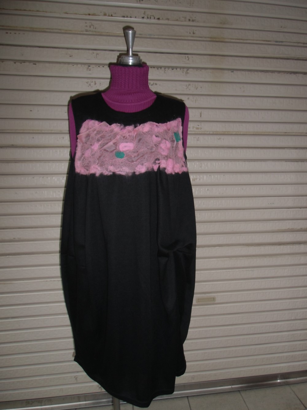 胸元刺繍のジャンバースカート