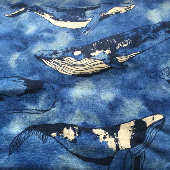 大人カッコいい！ 涼やかな青い海を漂うクジラ プリント  カットクロス（110cm×50cm） 綿麻 1枚目の画像