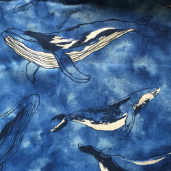 大人カッコいい！ 涼やかな青い海を漂うクジラ プリント  カットクロス（110cm×50cm） 綿麻 2枚目の画像