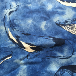 大人カッコいい！ 涼やかな青い海を漂うクジラ プリント  カットクロス（110cm×50cm） 綿麻 3枚目の画像