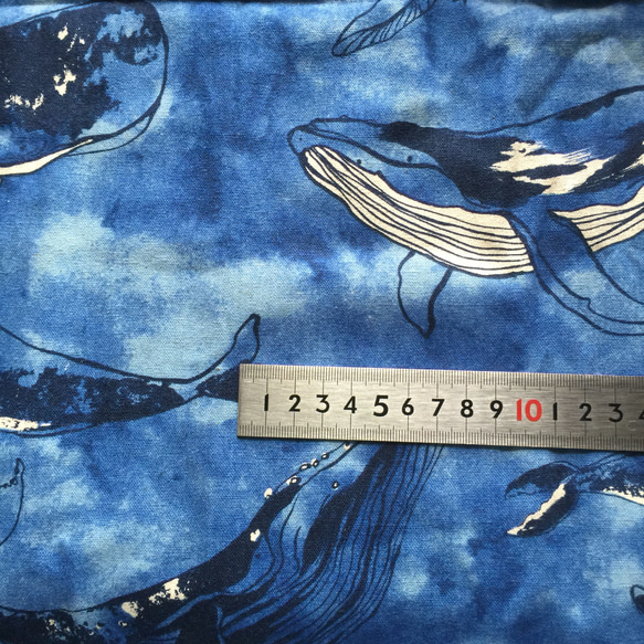 大人カッコいい！ 涼やかな青い海を漂うクジラ プリント  カットクロス（110cm×50cm） 綿麻 4枚目の画像