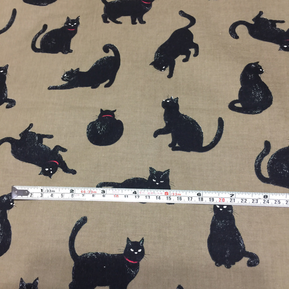 ＊コスモテキスタイル＊　大人可愛い♡  黒猫のプリント  カットクロス（110cm×50cm） 綿100%  ベージュ系 4枚目の画像