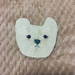 送料無料！キュートなくまさん「エマ」  大きなブローチ  刺繍  フェイクレザー 1枚目の画像