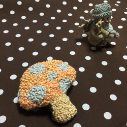 ＊送料無料＊ ジャケットのアクセントに！ ぷっくり手刺繍のきのこブローチ♪ 1枚目の画像