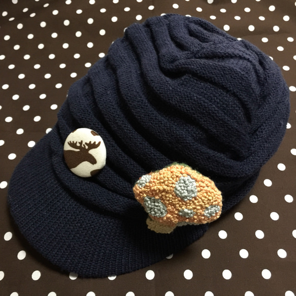 ＊送料無料＊ ジャケットのアクセントに！ ぷっくり手刺繍のきのこブローチ♪ 5枚目の画像