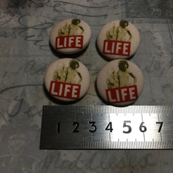昭和レトロな海外雑誌LIFE柄  ハンドメイドのくるみボタン   27㎜（4個1セット） 4枚目の画像
