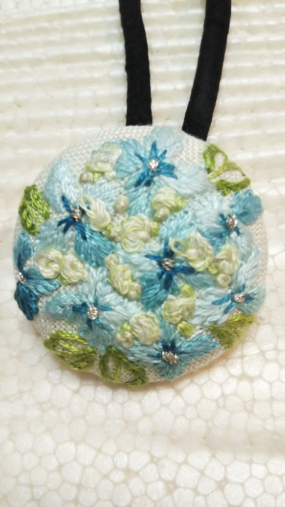 手刺繍くるみボタン髪かざりー花ー 2枚目の画像