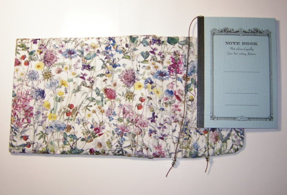 ブックカバー 文庫本用 リバティ ワイルド・フラワーズ カラフル 苺 花柄 3枚目の画像