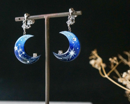手描き 月に宇宙 スワロフスキー イヤリング[チタンピアス可