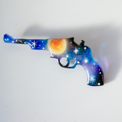 手描き 宇宙に撃ち放つ～月夜に浮かぶピストル ルパン ブローチ 1枚目の画像