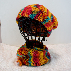 ストレッチ編みの、くしゅくしゅニット帽とネックウォーマーセット　ポップカラー系 4枚目の画像