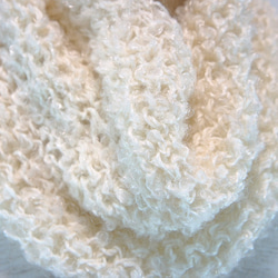 【特価】くるくるモヘア毛糸のネックウォーマー　オフホワイト 2枚目の画像