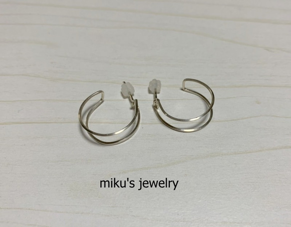 silver squared wire hoop earrings 3枚目の画像