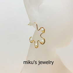 14kgf flower hoop earrings 2枚目の画像