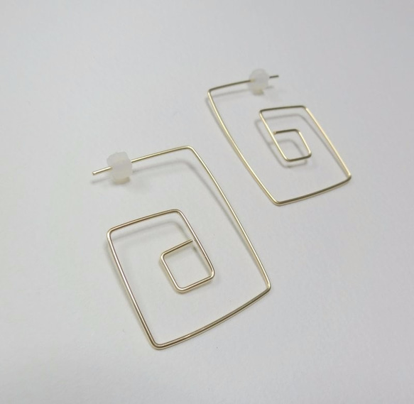 14kgf square and spiral hoop ピアス 2枚目の画像