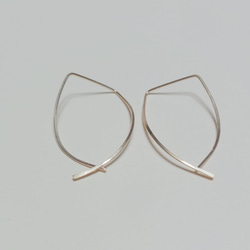 14kgf curvy hoop ピアス 2枚目の画像