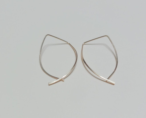 14kgf curvy hoop ピアス 2枚目の画像