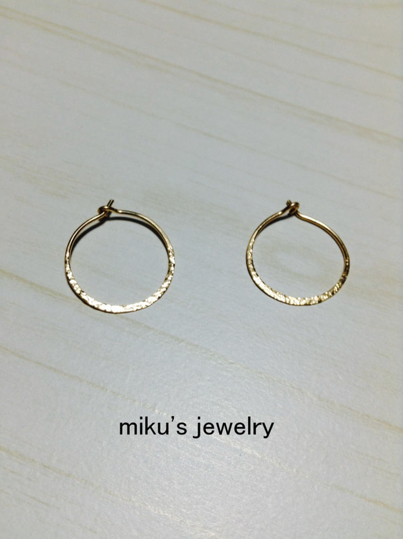 14kgf mini round glitter hoop earrings 3枚目の画像