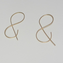 14kgf ampersand hoop earring 3枚目の画像