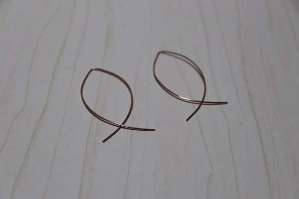 14kgf pink fish shaped hoop earrings 3枚目の画像