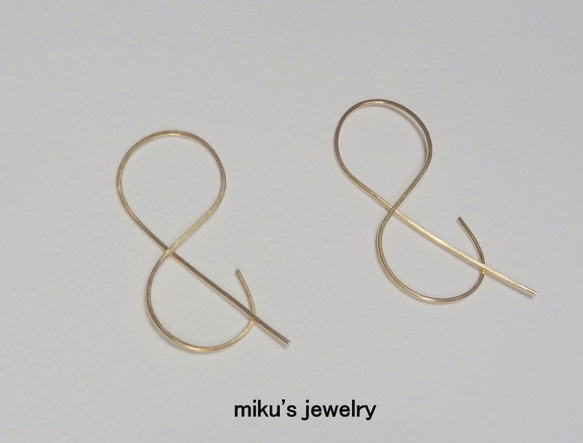 14kgf ampersand hoop earring 2枚目の画像