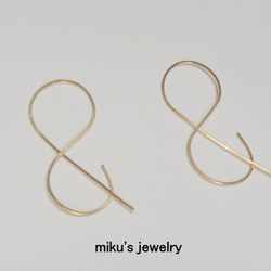 14kgf ampersand hoop earring 3枚目の画像